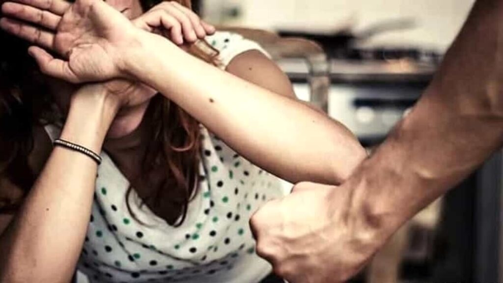 Arrestato un 35enne a Sant’Anastasia. Aveva preso a pugni la compagna a causa di un commento sui social